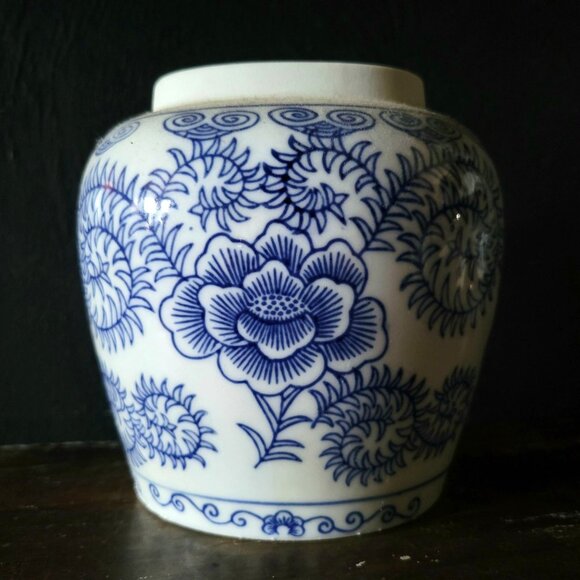 Small Oval Shape Vintage Blue and White Chinoiserie Asian Ginger Jar / Vase - Picture 3 of 6